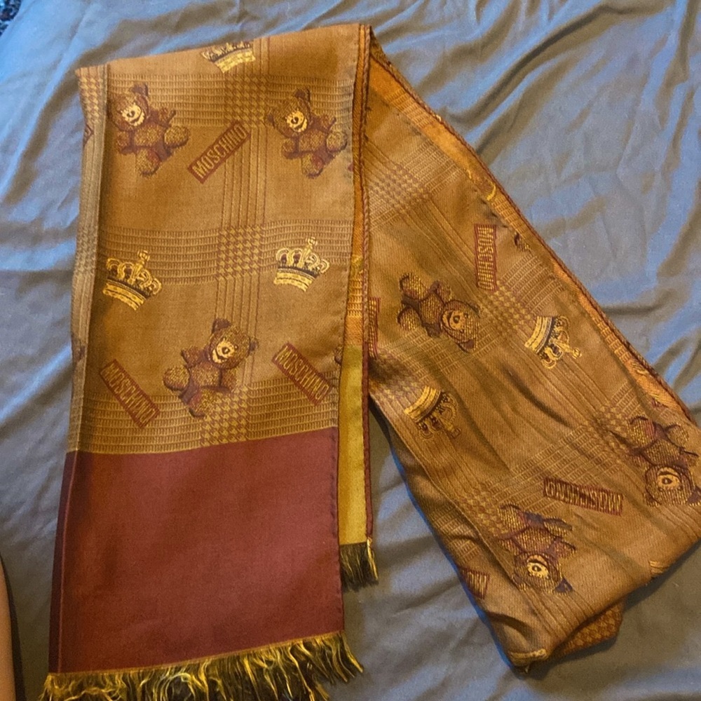Authentic Moschino 🧸 teddy bear/ crown 👑 scarf, NWOT 100% silk